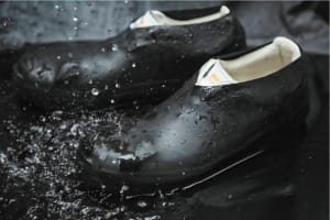 世界初、スニーカーを雨から守る"履くレインウエア"が登場