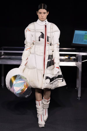 縫製なしで製作する"未来の装い"を日本初公開、ユイマナカザトと東レがエキシビション開催