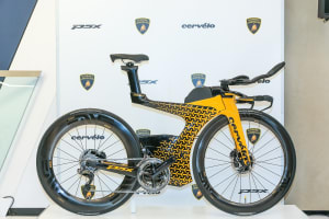 ランボルギーニ×サーヴェロ、世界25台限定のトライアスロンバイク発売
