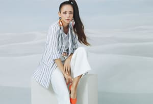 「H&M×安室奈美恵」着用ヴィジュアル公開、限定デザインのショッピングバッグの配布も