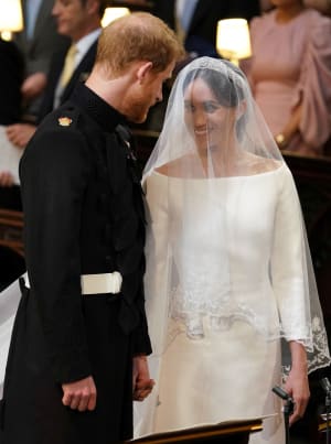 ヘンリー王子と結婚、メーガン・マークルがロイヤルウェディングで「ジバンシィ」のドレス着用