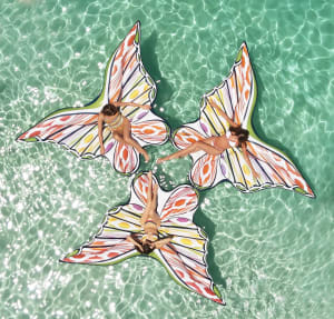 ミッソーニ×FUNBOY、蝶の羽のようなプールフロートを発売