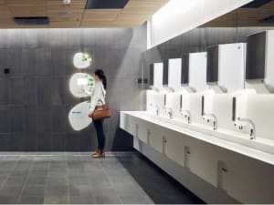 ヘルシンキ空港、トイレ利用客の声を集めるシステム導入
