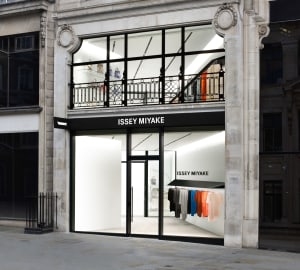 イッセイ ミヤケ、吉岡徳仁がデザインを手掛けた店舗がロンドンにオープン