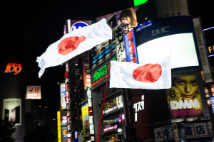 サッカーW杯日本初戦、青に染まった渋谷の一夜を切り撮る