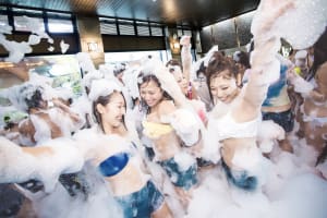 「泡パ」と温泉のコラボイベントが初開催、巨大泡風呂が出現