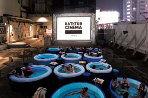 バスタブに浸かりながら映画鑑賞「バスタブシネマ」が日本初開催