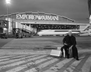 エンポリオ アルマーニ、ミラノの空港で初の男女合同ショー開催