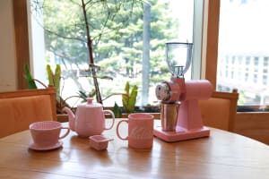 「カリタ」別注アイテム、ピンク色のコーヒー機器が登場