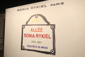 パリに「ソニア リキエル通り」が誕生、ファッションデザイナーでは初