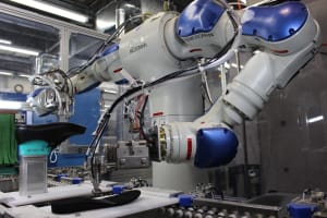 アシックス、ロボットによるシューズの自動生産システムを導入