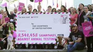 化粧品の動物実験廃止へ「ザ・ボディショップ」過去最多830万筆の署名を国連に提出