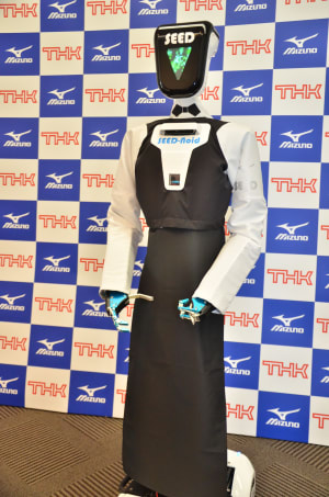ミズノが日本初のヒューマノイド型ロボット用ウェアを開発