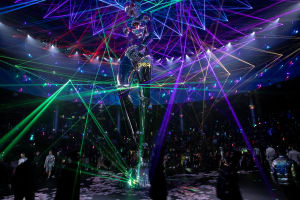 「ディオール」東京ショーに空山基の巨大ロボ、レーザービームの異空間で初のメンズプレフォールコレクション発表