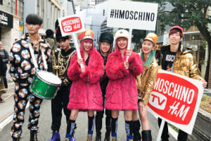 「MOSCHINO [tv] H&M」コラボ着用したAMIAYAらが都内でゲリラパレードを敢行