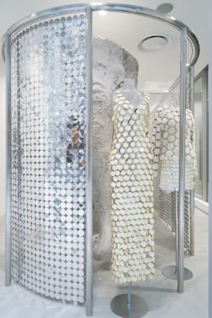 ドーバー銀座で「パコ ラバンヌ」がインスタレーション、10mのメタル製カーテンを展示