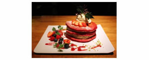 クリスマスにぴったり、オールデイカフェ「crisscross」から真っ赤なパンケーキが登場