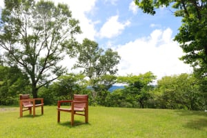 ミナ ペルホネン×八ヶ岳高原ロッジ「たためる椅子」限定モデルを120脚発売