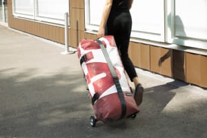 フライターグ、折り畳み可能な空気注入式スーツケース「F733 ZIPPELIN」発売