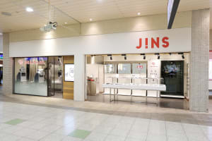 「ジンズ」がAI技術で"似合い度"を測定する鏡を導入したショールーム型店舗を上野に出店