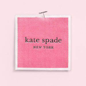 「ケイト・スペード ニューヨーク」がブランドロゴを変更