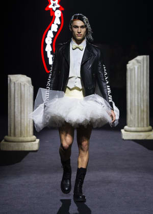 チュチュ着用した男性モデルも登場、モスキーノがローマで新作コレクション発表