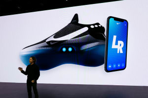 ナイキが「ハイパーアダプト」の新作を発表、アプリで靴ひもの調整が可能に