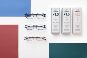 ジンズの老眼鏡がリニューアル、ブルーライトカットを標準装備した3つの度数をパッケージで提供