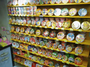 スニーカー店にカップ麺、アトモス原宿店で100種類以上のカップ麺販売