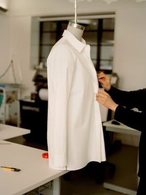 コスから白シャツに焦点を当てたカプセルコレクション「WHITE SHIRT PROJECT」が登場
