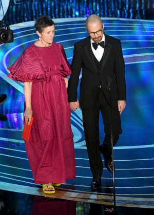アカデミー賞授賞式でプレゼンターを務めたフランシス・マクドーマンド、ビルケンシュトックのサンダルを着用