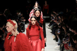 愛憎入り混じる"赤"を纏った少女、上海の気鋭ブランド「シュシュ/トング」が東コレ初参加