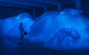 名和晃平、金沢21世紀美術館で泡と光のインスタレーション作品「Foam」最新バージョンを無料公開