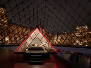 Airbnbがルーヴル美術館のピラミッドに宿泊できる特別企画を開催、2名1組限定
