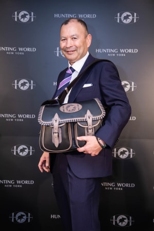 「ハンティング・ワールド」とラグビー元日本代表コーチのエディー・ジョーンズがコラボ、バッグ2型を発売へ