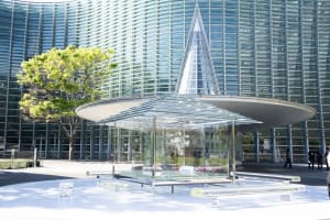 吉岡徳仁による「ガラスの茶室 - 光庵」が国立新美術館で特別公開、ガラスのベンチも