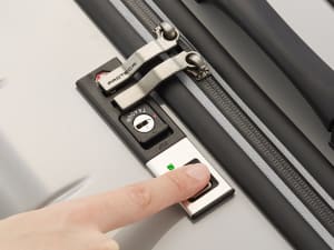 「プロテカ」が指紋認証ロックを搭載した初のスーツケース発売、最大5つまで登録可能
