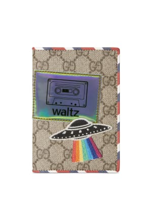 グッチと中目黒のカセットテープショップ「ワルツ」のコラボアイテムに新作、パスポートケースを6月中旬に発売