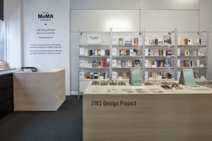 ジンズがニューヨーク初進出、MoMA デザインストアのポップアップストアでデザイナーコラボ新作を先行発売