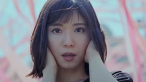 Charaプロデュースの楽曲を松岡茉優が弾き語り、MVで松岡自身がデザインしたロペピクニックのワンピ披露