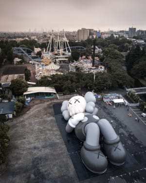 カウズの彫刻プロジェクトが日本上陸、全長40メートルの「コンパニオン」が富士山の麓に登場