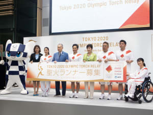 東京オリンピック聖火リレーランナーのユニフォーム公開、N.ハリ尾花大輔がデザインを監修