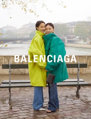「バレンシアガ」新キャンペーンでリアルな恋人たちを撮影