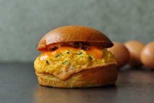 LA発"究極のエッグサンド"初上陸、卵料理専門店「エッグスラット」が新宿にオープン