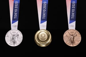 東京オリンピックのメダルが公開、光輝く渦状のデザインに