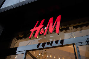 「H&M」増税後も価格はそのまま、実質2%の値下げへ