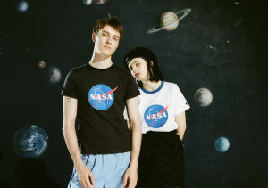 「エックスガール」からNASAのアイコニックなロゴをあしらったメンズサイズのTシャツが登場