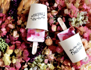 パレタスと日比谷花壇がコラボ、食用バラを使ったピンクのアイスを販売