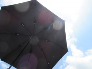 男性向け日傘の売上好調、ビジネスマン中心に幅広い年代が購入
