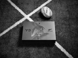 「Y-3」がラグビーニュージーランド代表オールブラックスを称えるユニフォームとシューズのセットを300個限定発売
